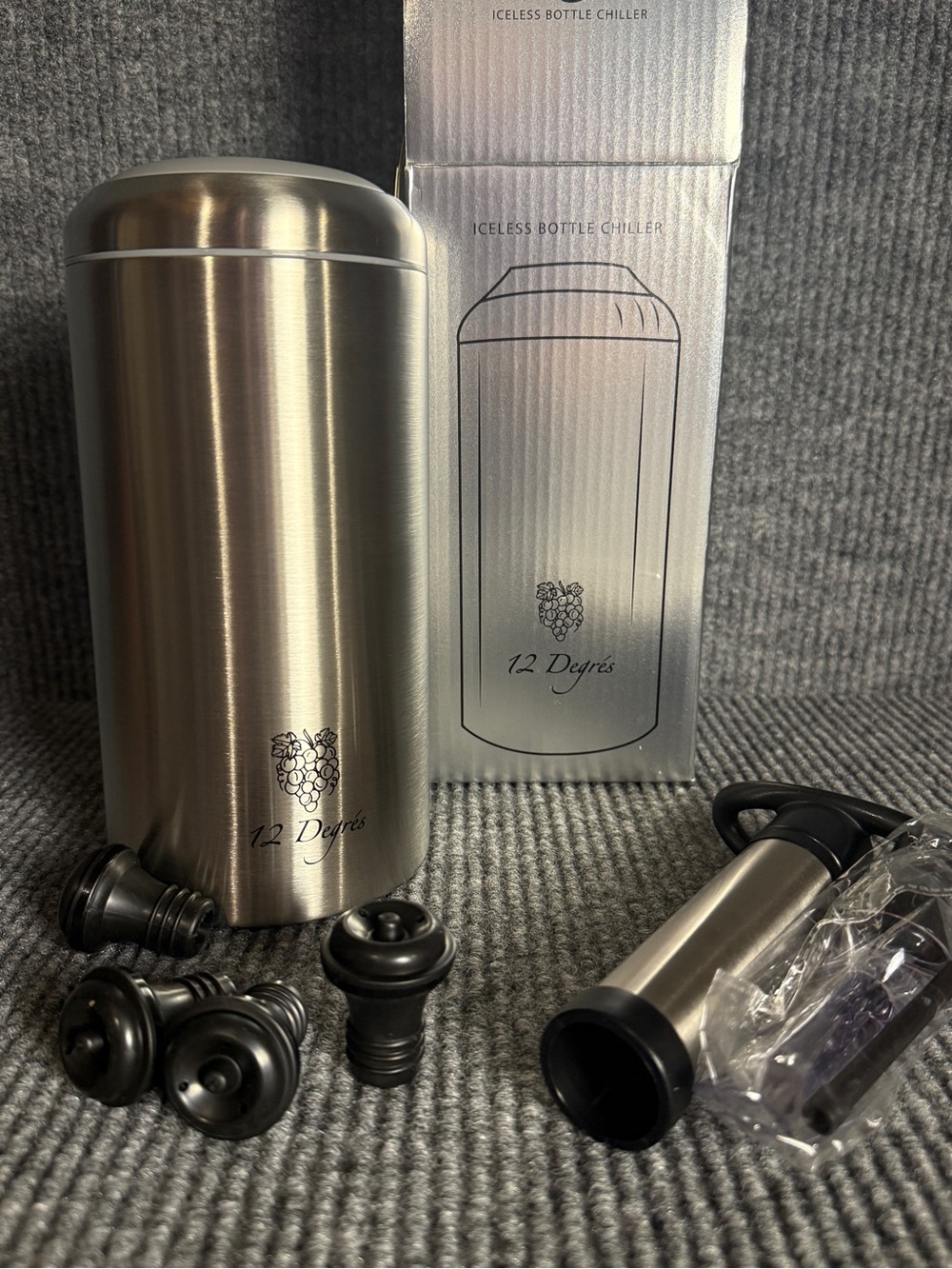 12 Degrés Iceless Wine Bottle Chiller Gift Set with Vacuum Pump & 4 Stoppers